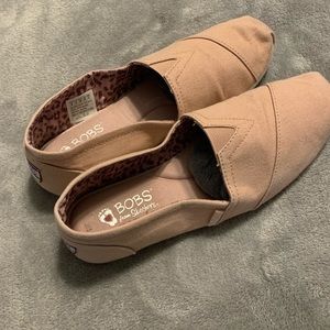 Womens Bob’s. Only worn a couple of times Size 8 wide. Very comfortable!